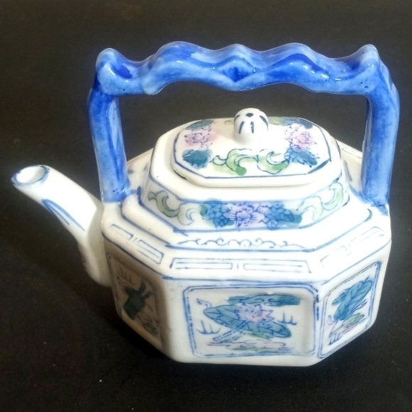 VINTAGE Chinese Teapot Adorned with Lotus and Lily Motifs